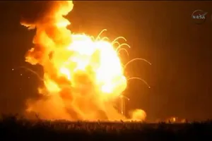 Tên lửa vũ trụ của NASA vừa rời bệ phóng đã phát nổ