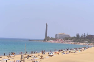 Bãi tắm tiên loạn vì 'con thuyền nghi nhiễm Ebola' bất ngờ xuất hiện