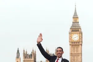 Đôi bạn ‘kỷ lục gia’ có chiều cao cách nhau 2m