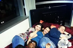 Cửa hàng ‘ôm 60 đô một giờ’ thu hút 10.000 khách một tuần