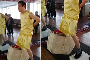 Sốc: Cho 'cậu nhỏ' đánh đu với 80kg gạch