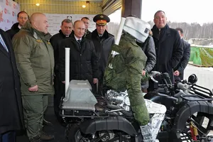 'Chiến binh thép' ra mắt Tổng thống Putin