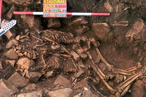 Phát hiện hài cốt cặp đôi 'ôm nhau' gần 6000 năm 