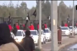 IS diễu hành tù binh nhốt trong 'lồng sắt'