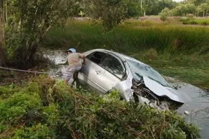 Xe hơi lao xuống sông, bé gái 18 tháng tuổi sống sót thần kỳ