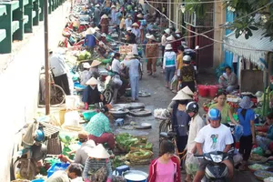 Lấn đường làm chợ: 'Phải làm thế mới bán được hàng'