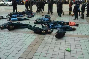 30 người biểu tình uống thuốc trừ sâu, ngất xỉu trên đường phố