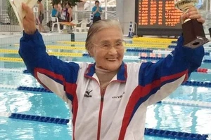 Cụ bà 100 tuổi lập kỷ lục bơi 1.500m