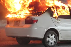 Đang lái xe hút thuốc làm cháy xe hơi