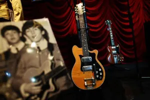 Ghi ta điện của The Beatles bán gần nửa triệu USD