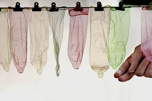 Bao cao su có thể thay đổi màu sắc: Tác dụng không ngờ