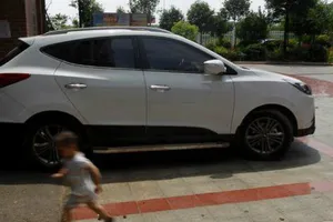 Bị ba mẹ bỏ quên trong xe hơi, bé 6 tuổi chết thương tâm