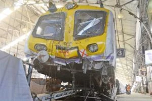 Hốt hoảng vì xe lửa 'nhảy cóc', 5 người bị thương