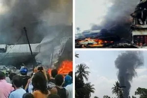 Clip hiện trường vụ rơi máy bay khiến ít nhất 30 người chết