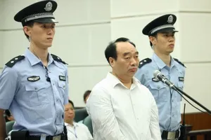 'Lên giường' với các quan chức rồi quay clip tống tiền hàng loạt