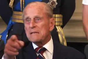 Phu quân của Nữ hoàng Anh Elizabeth chửi thề một nhiếp ảnh gia