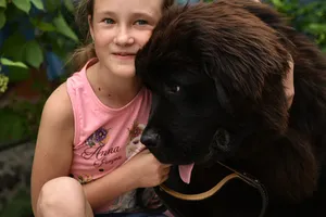 Một cô bé được Tổng thống Putin tặng chó cưng