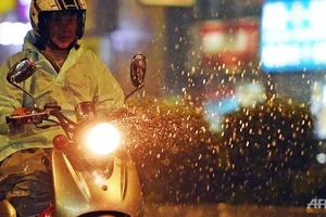 Siêu bão đổ bộ vào Đài Loan, cuốn người ra biển