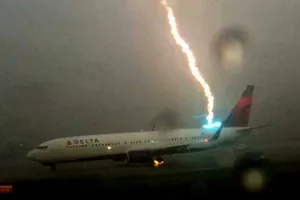 Clip máy bay bị sét đánh tại sân bay