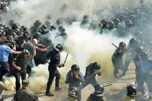 Ukraine: Đụng độ kinh hoàng trước tòa nhà quốc hội 