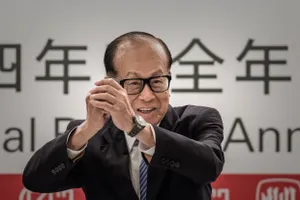 Tỷ phú Lý Gia Thành bị công kích vì 'tháo chạy' khỏi Trung Quốc