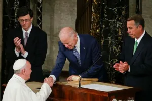 Đức giáo hoàng kêu gọi Mỹ giữ hòa bình, ngừng bán vũ khí