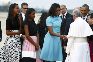 Phu nhân Obama diện váy đắt tiền đi gặp Đức giáo hoàng Francis