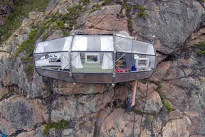 Bạn dám ngủ trong căn phòng được treo ở độ cao 4.000 m?