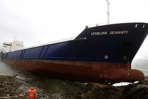 Thủy thủ Nga uống say lái tàu 7.000 tấn đâm vào đá