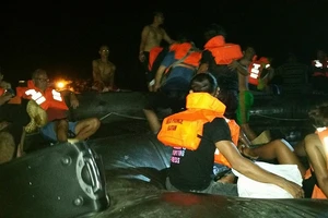 Phà chở gần 100 người chìm ngoài khơi Indonesia