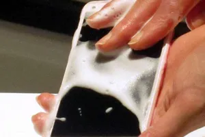 Khó tin: Điện thoại thông minh được rửa sạch bằng... xà phòng