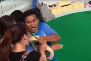 Du khách Trung Quốc suýt nát mũi vì… hôn con trăn