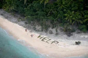 May mắn được cứu sống khỏi đảo hoang nhờ xếp chữ từ lá cọ