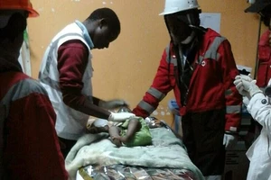 Kỳ diệu bé gái sống sót khi bị chôn vùi 80 giờ dưới đống đổ nát