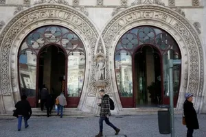 Làm sụp đổ tượng vua 128 năm vì... chụp ảnh selfie