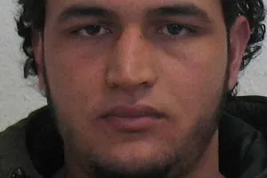 Bị cảnh sát theo dõi vẫn tấn công chợ Berlin trót lọt