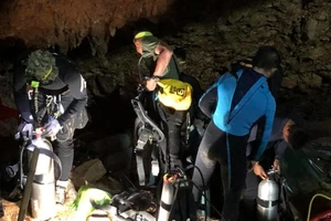 Rất khó khăn đưa đội bóng nhí Thái Lan ra khỏi 'mê cung'