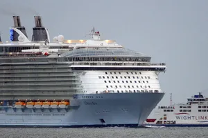 Gần 500 người trên tàu du lịch hạng sang gặp dịch bệnh