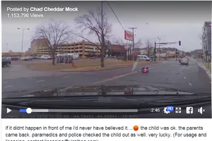 Thót tim nhìn bé gái 2 tuổi văng khỏi ô tô đang chạy