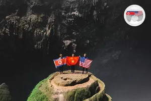 Quốc kỳ Việt Nam, Mỹ, Triều Tiên ở hang động lớn nhất thế giới