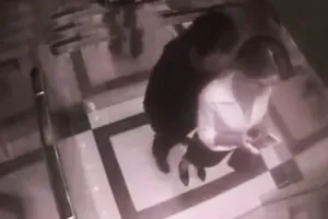 Video: Cô gái hạ 'đo ván' kẻ sàm sỡ trong thang máy