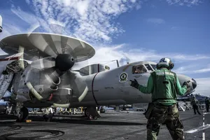 Máy bay E-2C Hawkeye khởi động trên tàu sân bay USS George Washington của Mỹ. Ảnh: US NAVY