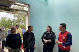 Tổng Lãnh sự Mỹ tại Thành phố Hồ Chí Minh Marie C. Damour (thứ hai từ phải) đến thăm người dân ở Quảng Nam. Ảnh: USAID/Vietnam