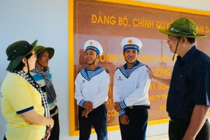 Lãnh đạo Đoàn công tác TP.HCM trao tặng kinh phí xây Nhà văn hóa Đa năng ở Thuyền Chài B.