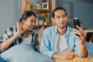 Nhiều gia đình nhờ chiếc smartphone có thể tổ chức tiệc online. Ảnh minh họa: FREEPIK 