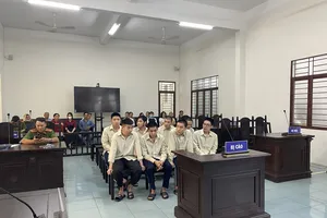 Mang bao tải hung khí đi đánh nhau, chém luôn người chiếu đèn xe máy vào mặt