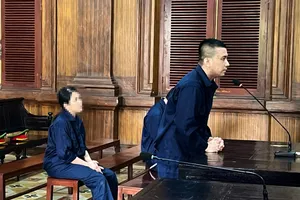 Kiếm tiền chăm vợ bầu, không ngờ vợ phải sinh con trong trại tạm giam