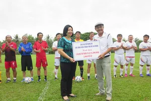 Đá bóng trao nhà tình thương