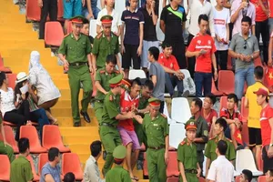 Xử phạt nặng hành vi phản cảm làm cho bóng đá xấu xí