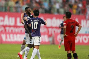 Trọng tài lại bị phản ứng trên sân Lạch Tray